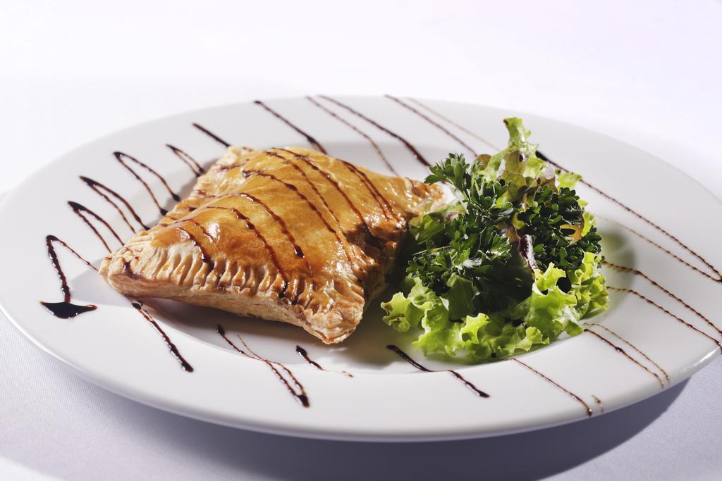 Sheraton Reserva Do Paiva 카보데산토아고스틴호 외부 사진 A plate of empanadas