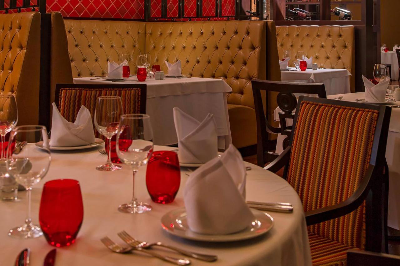 Sheraton Reserva Do Paiva 카보데산토아고스틴호 외부 사진 A table set for fine dining